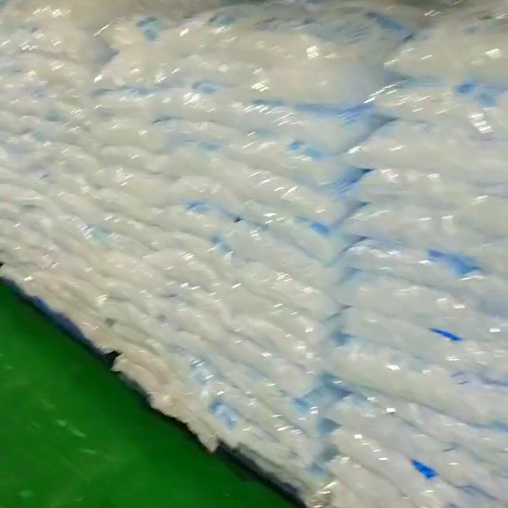 上海夏日车间高温难耐，降温冰块成理想之选