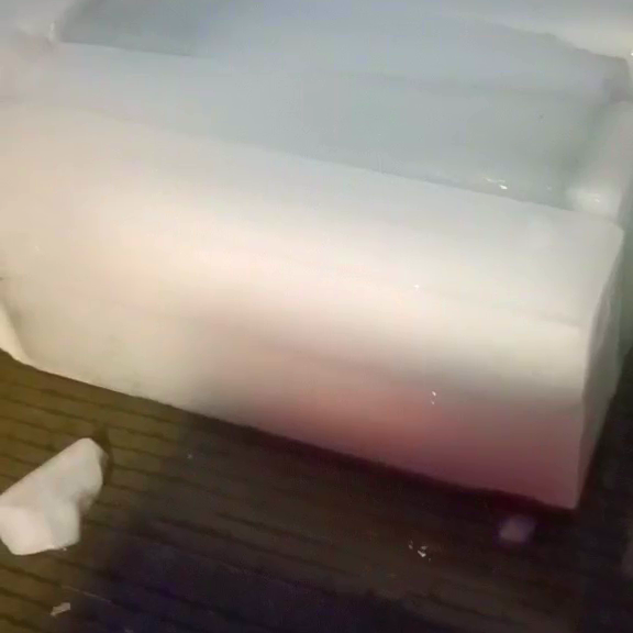 食品加工厂卫生冰块选择_无锡工业冰块销售公司_工业冰块降温效果持续多久